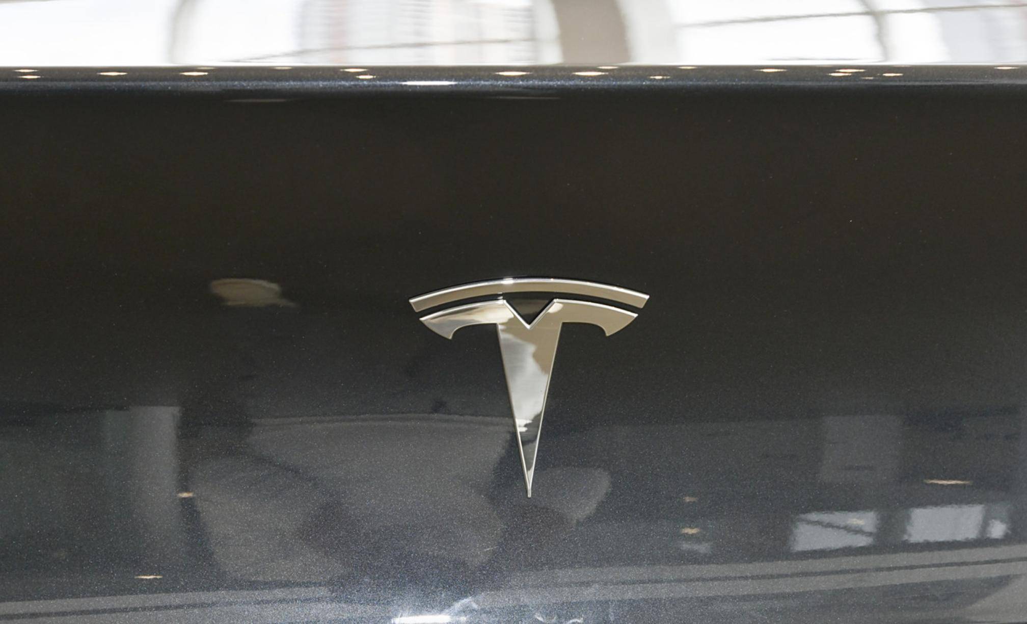 Model Y突然降價1萬,引老車主怒噴,特斯拉終于不裝了?