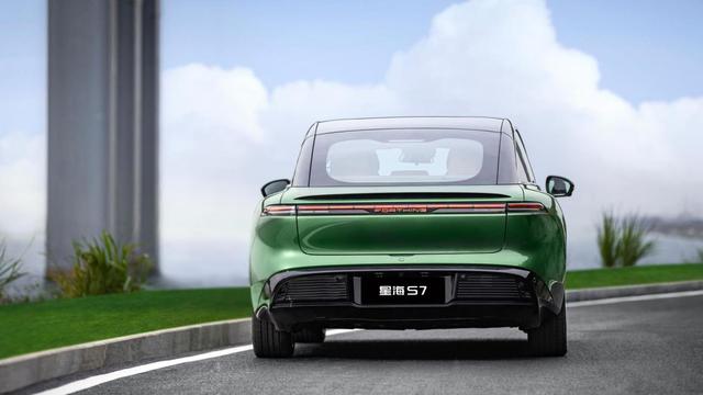 后悔買車買早了!11.98萬能拿下中大型轎車,車長近5米+后置后驅-有駕 后悔買車買早了!11.98萬能拿下中大型轎車,車長近5米+后置后驅-有駕