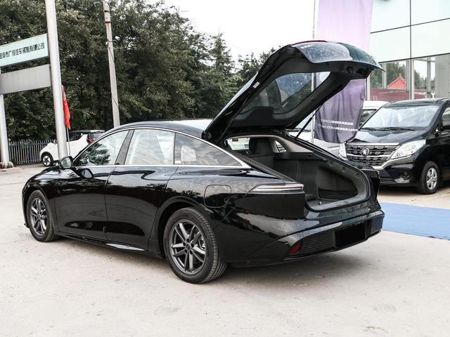 后悔買車買早了!11.98萬能拿下中大型轎車,車長近5米+后置后驅-有駕 后悔買車買早了!11.98萬能拿下中大型轎車,車長近5米+后置后驅-有駕