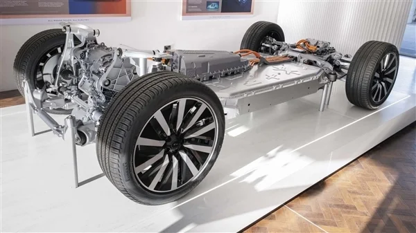 思路對了！純電路虎攬勝實(shí)車公布：和燃油版看不出什么區(qū)別