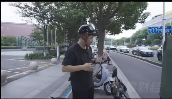 名下公司存款上億！張雪峰自曝沒有車也不會開車 都是騎電動車上下班 