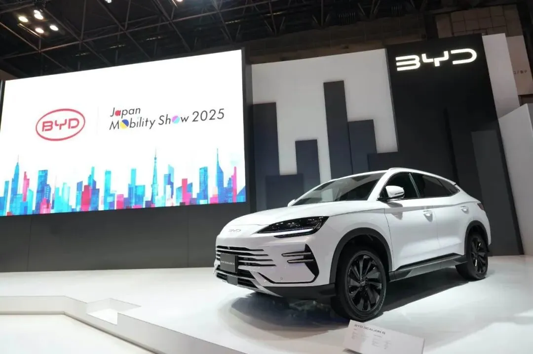 對話比亞迪劉學亮:中國車企出海沒有從零開始的機會 圖|比亞迪2025年東京車展現場圖
