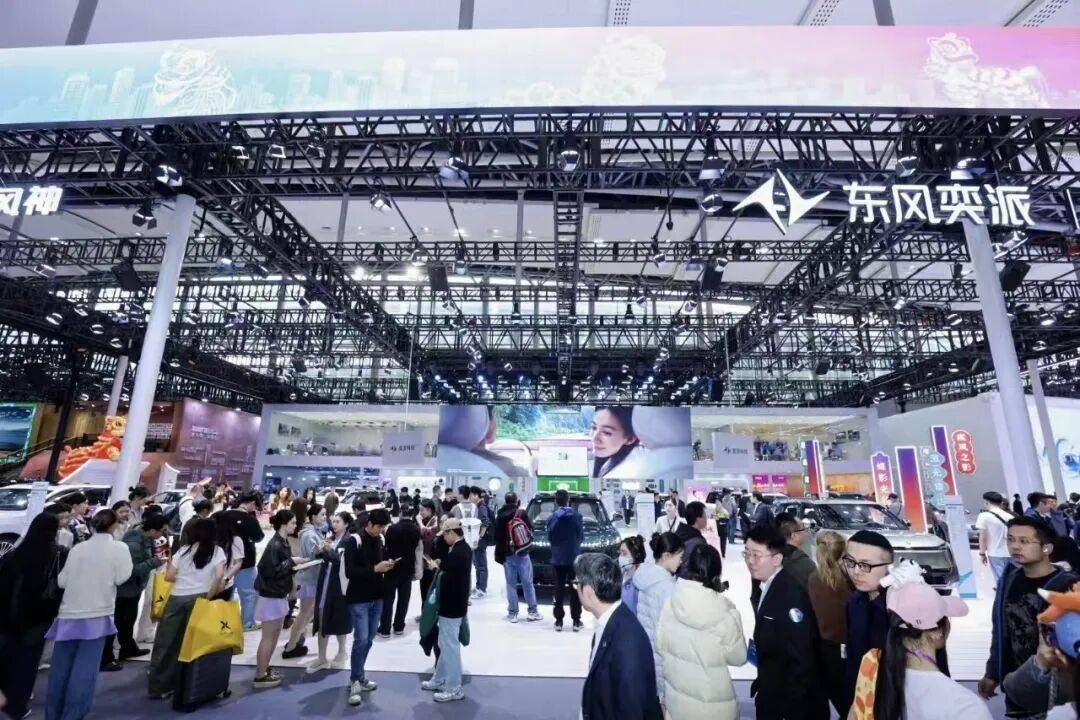 東風奕派eπ007+在廣州車展圈粉中外潮人